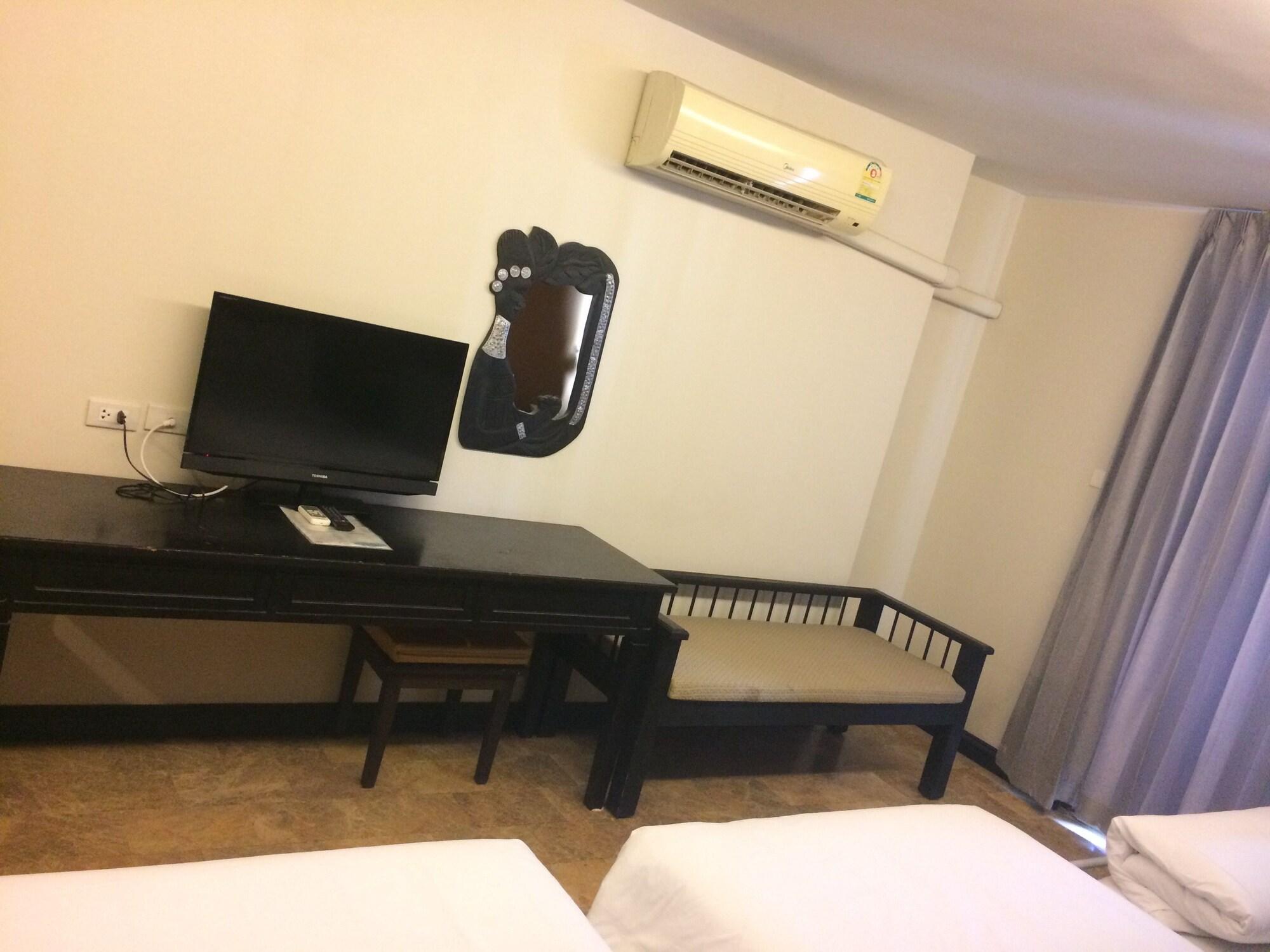 All Together Suite Hotel Bangkok Exterior foto