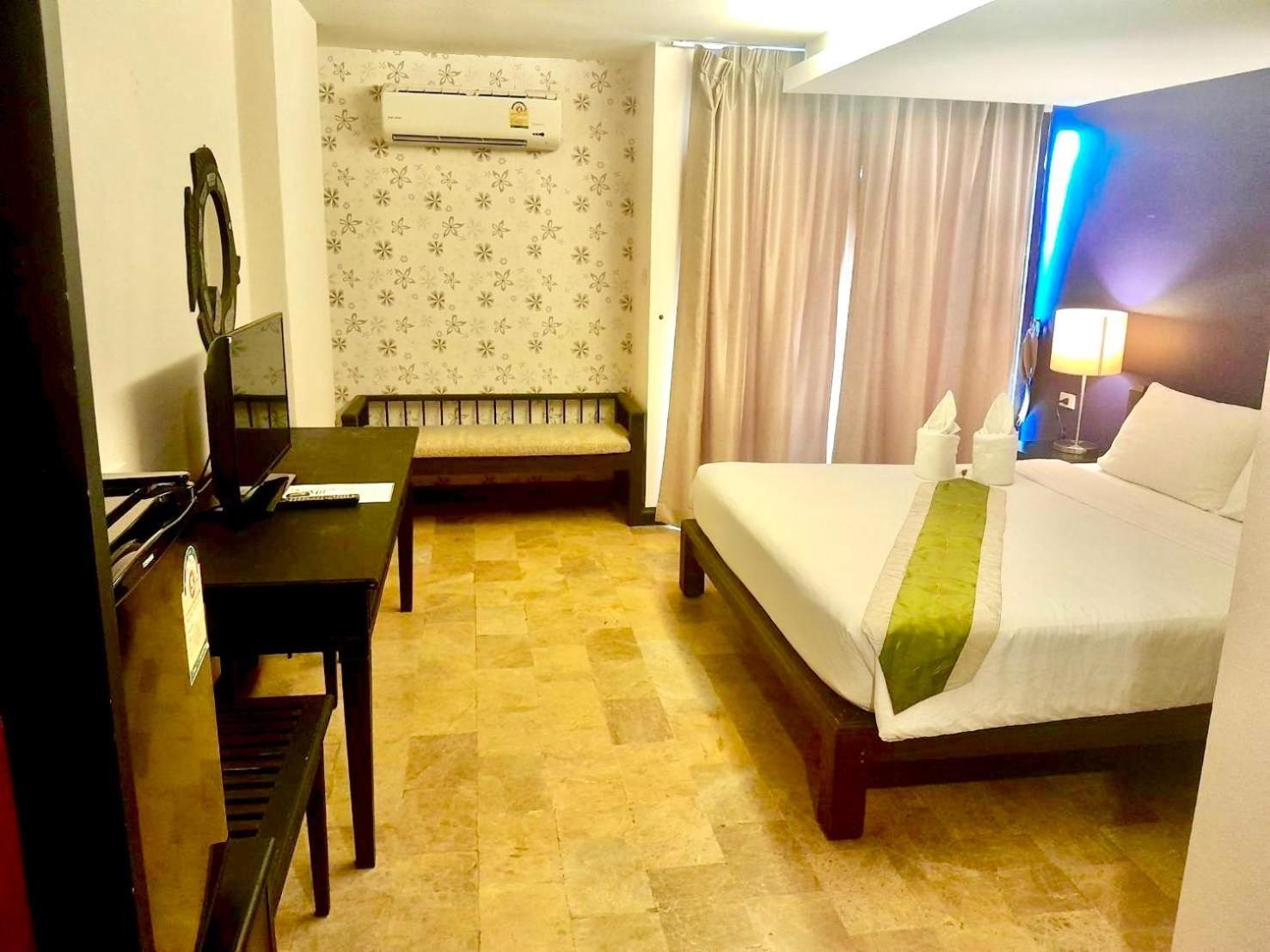 All Together Suite Hotel Bangkok Exterior foto