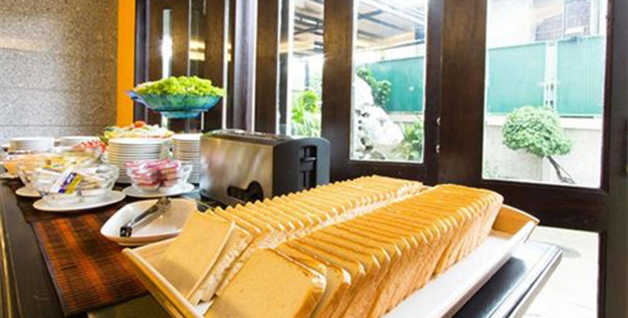All Together Suite Hotel Bangkok Exterior foto