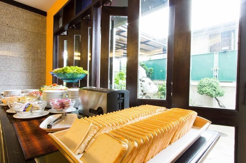 All Together Suite Hotel Bangkok Exterior foto